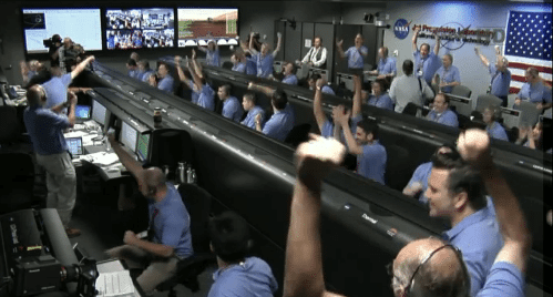 A NASA TV felvétele az öröm legelső pillanatairól.