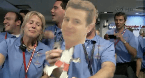 A NASA TV felvétele az öröm további pillanatairól.