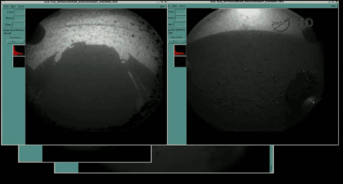 A NASA TV felvétele az első élő képekről.